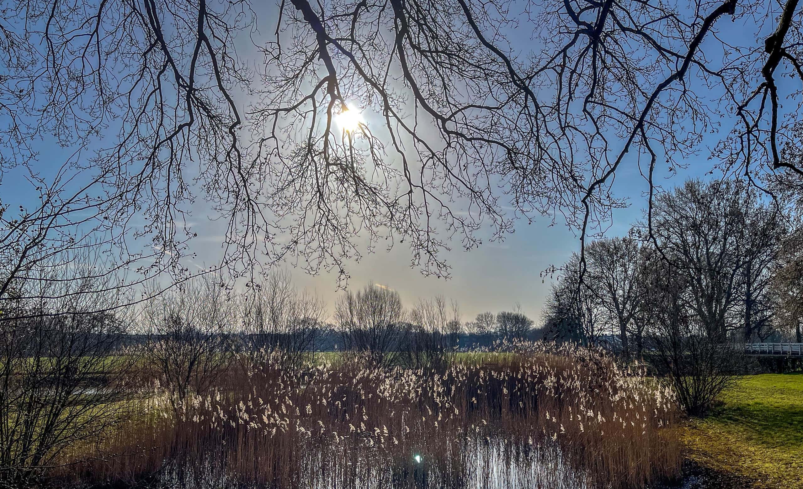 foto van wolken en zon in Nederland