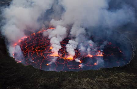 Foto van de Nyiragongo vulkaan en lava